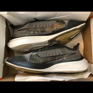 NIKE ZOOM GRAVITY SE - MENS SNEAKERS NWT